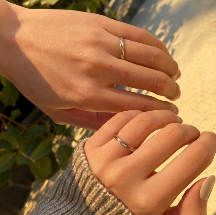 Silver Minimalist Couple Band Ring Set - outdoor shot