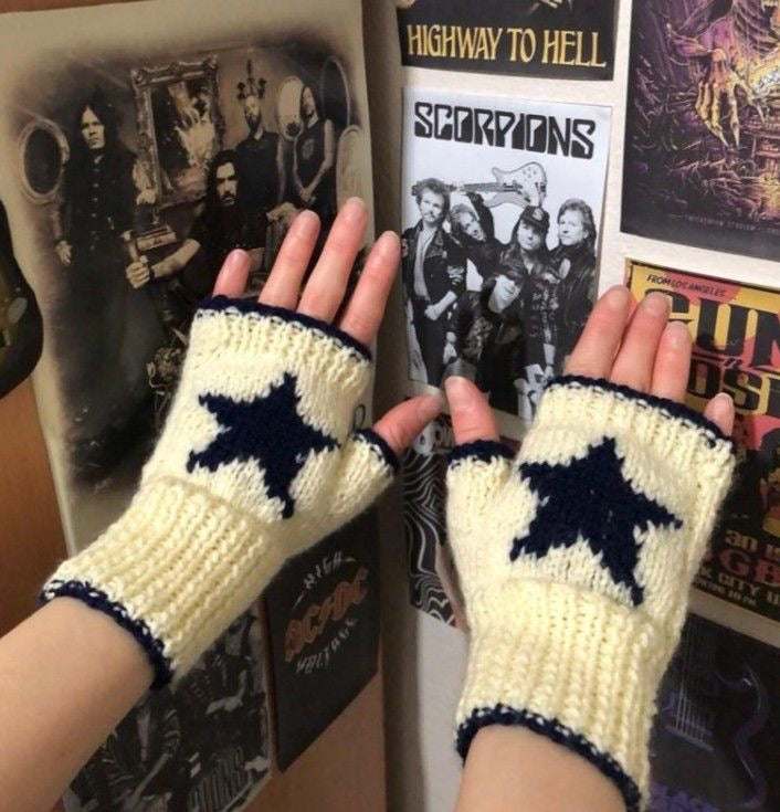 ⭐ Ashwear Hand-Crocheted Star Gloves